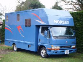 For sale: mitsubishi canter 3.0 t/diesel 3.5 tonne horse box 2004
